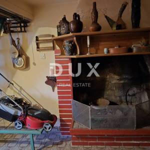 ISTRA, LABIN - Kuća s dva stana s velikim terasama, garaža i ognjište s galerijom u neposrednoj blizini centra