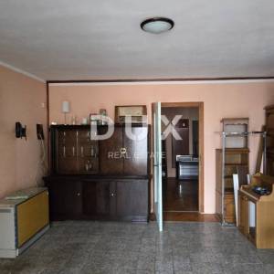 ISTRA, LABIN - Kuća s dva stana s velikim terasama, garaža i ognjište s galerijom u neposrednoj blizini centra