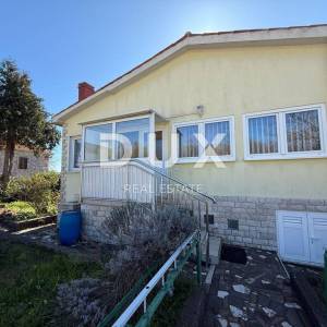 ISTRA, LABIN - Kuća s dva stana s velikim terasama, garaža i ognjište s galerijom u neposrednoj blizini centra