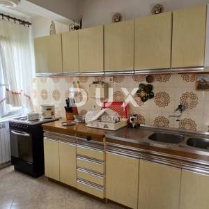 ISTRA, LABIN - Kuća s dva stana s velikim terasama, garaža i ognjište s galerijom u neposrednoj blizini centra