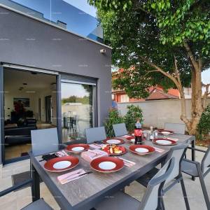 Istra, Ližnjan, 1 km do centra Medulina, nova moderna kuća sa bazenom za odmor.