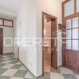 
Istra, Poreč – Obiteljska kuća s tri stambene jedinice i pogledom na more