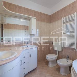 
Istra, Poreč – Obiteljska kuća s tri stambene jedinice i pogledom na more