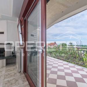 
Istra, Poreč – Obiteljska kuća s tri stambene jedinice i pogledom na more