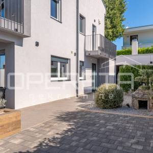 Istra, Poreč okolica- Moderna dvojna kuća s bazenom