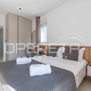 Istra, Poreč okolica- Moderna dvojna kuća s bazenom