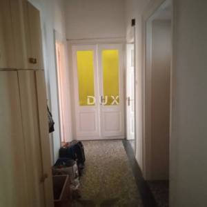 ISTRA, PULA – Prostrani stan s velikim potencijalom 