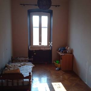 ISTRA, PULA – Prostrani stan s velikim potencijalom 