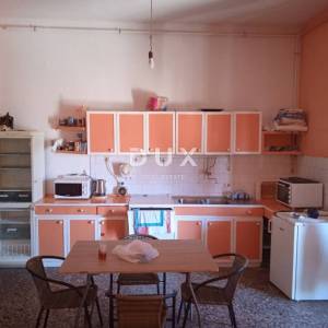 ISTRA, PULA – Prostrani stan s velikim potencijalom 