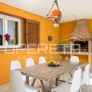 Istra, Svetvinčenat, dvije vile u kompletu, bazen, sauna, namješteno