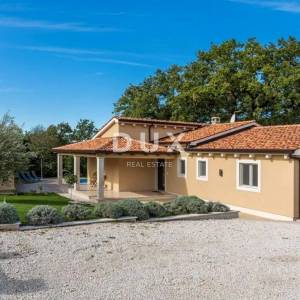 ISTRA, TINJAN - Kuća s bazenom na rubu naselja