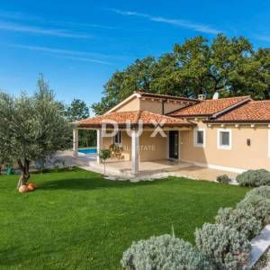 ISTRA, TINJAN - Kuća s bazenom na rubu naselja