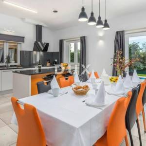 ISTRA, TINJAN - Kuća s bazenom na rubu naselja