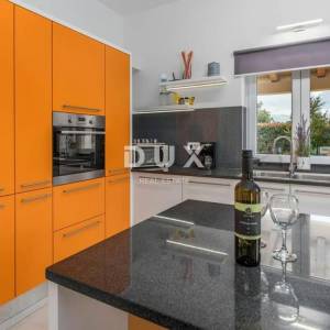 ISTRA, TINJAN - Kuća s bazenom na rubu naselja