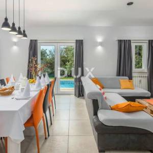 ISTRA, TINJAN - Kuća s bazenom na rubu naselja