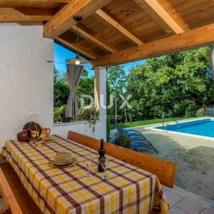 ISTRA, TINJAN - Kuća s bazenom na rubu naselja