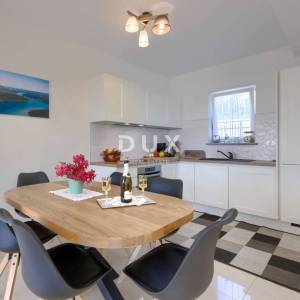 ISTRA, TRGET - Obiteljska kuća s pogledom na more 