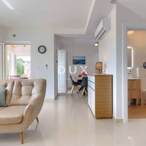 ISTRA, TRGET - Obiteljska kuća s pogledom na more 