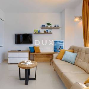 ISTRA, TRGET - Obiteljska kuća s pogledom na more 