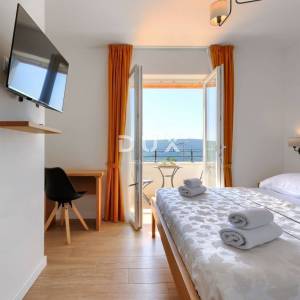 ISTRA, TRGET - Obiteljska kuća s pogledom na more 