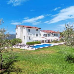 ISTRA, TRGET - Obiteljska kuća s pogledom na more 