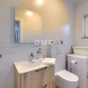 ISTRA, TRGET - Obiteljska kuća s pogledom na more 