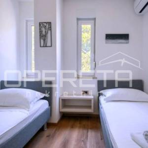 Istra, Višnjan- Moderna kuća s bazenom