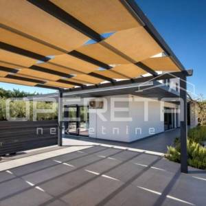 Istra, Višnjan- Moderna kuća s bazenom