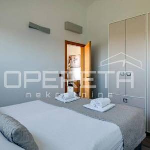 Istra, Višnjan- Moderna kuća s bazenom