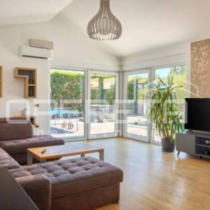 Istra, Višnjan- Moderna kuća s bazenom