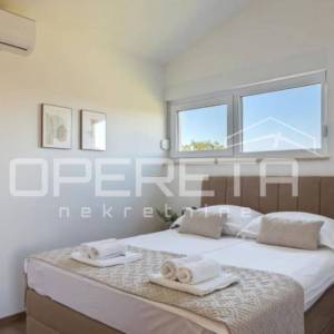 Istra, Višnjan- Moderna kuća s bazenom