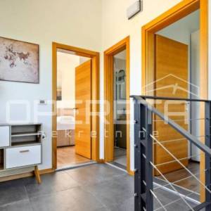 Istra, Višnjan- Moderna kuća s bazenom