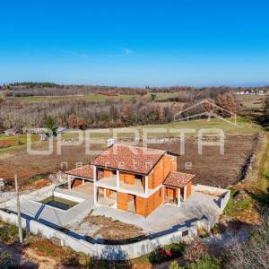 Istra, Višnjan okolica - Samostojeća kuća u roh bau fazi 