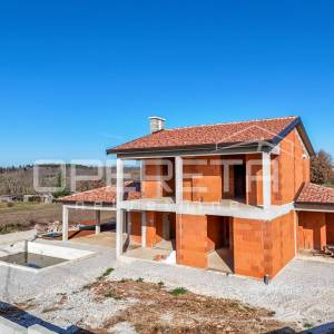 Istra, Višnjan okolica - Samostojeća kuća u roh bau fazi 