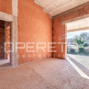 Istra, Višnjan okolica - Samostojeća kuća u roh bau fazi 