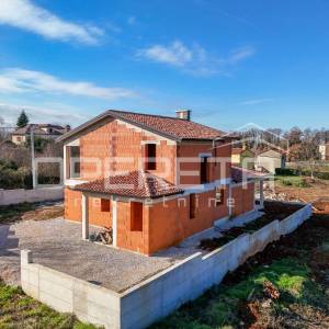 Istra, Višnjan okolica - Samostojeća kuća u roh bau fazi 