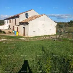 Izvrsna prilika- imanje s kamenom kućom, velikim zemljištem i pomoćnim objektima- blizina Rovinja!