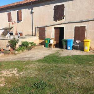 Izvrsna prilika- imanje s kamenom kućom, velikim zemljištem i pomoćnim objektima- blizina Rovinja!