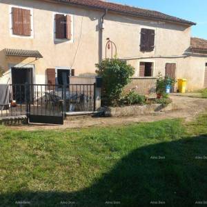 Izvrsna prilika- imanje s kamenom kućom, velikim zemljištem i pomoćnim objektima- blizina Rovinja!