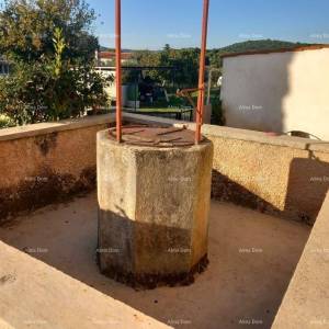 Izvrsna prilika- imanje s kamenom kućom, velikim zemljištem i pomoćnim objektima- blizina Rovinja!