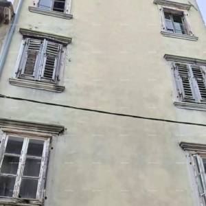 Izvrsna prilika! Prodaja stambene zgrade s poslovnim prostorom  i vrtom, u centru Vodnjana!