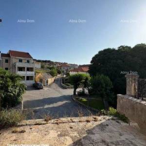 Kamena dalmatinska villa u staroj jezgri- idealna investicijska prilika- Supetar!