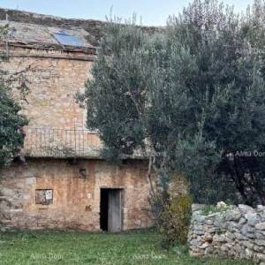 Kamena dalmatinska villa u staroj jezgri- idealna investicijska prilika- Supetar!