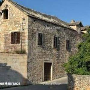 Kamena dalmatinska villa u staroj jezgri- idealna investicijska prilika- Supetar!