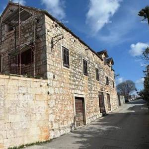 Kamena dalmatinska villa u staroj jezgri- idealna investicijska prilika- Supetar!