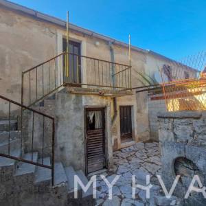 Kamena Kuća na Mora u centru Vrboske