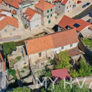 Kamena Kuća na Mora u centru Vrboske