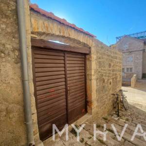 Kamena Kuća na Mora u centru Vrboske