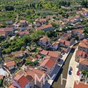 Kamena Kuća na Mora u centru Vrboske