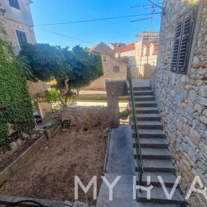 Kamena Kuća na Mora u centru Vrboske